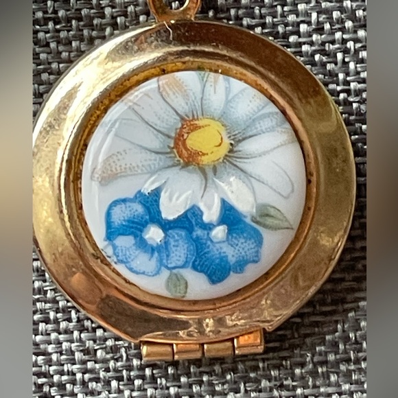 Beautiful Vintage Daisy Locket on chain - Picture 2 of 6